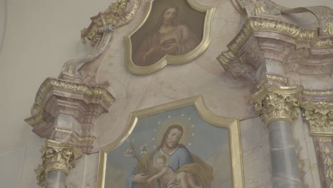 Pintura-De-San-José-Con-Jesús-En-Sus-Brazos-En-Un-Altar-Barroco-En-Una-Iglesia