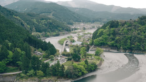 Luftaufnahme-Von-üppigen-Grünen-Bergen-Und-Fluss-Von-Kawane-In-Shizuoka,-Japan---Drohne-Vorwärts