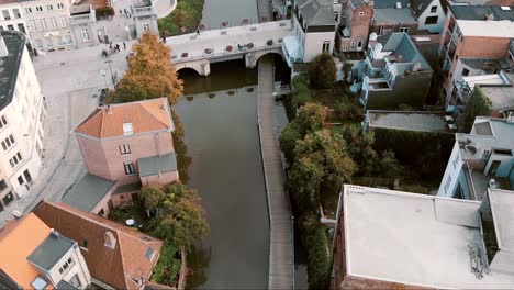 El-Puente-De-Piedra-Más-Antiguo-De-Hoogbrug-O-Grootbrug-En-Mechelen,-Bélgica---Sobrevuelo-Aéreo
