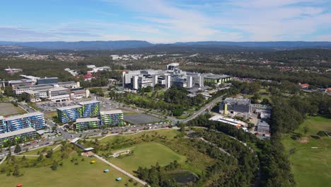 Vista-De-Pájaro-De-Los-Rascacielos-Del-Hospital-Universitario-De-La-Costa-De-Oro-En-Southport,-Queensland,-Australia
