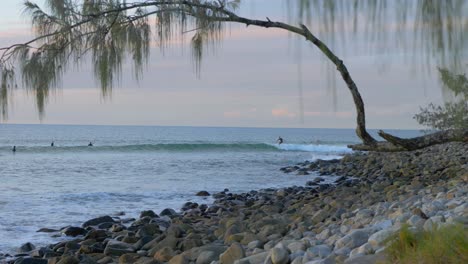 Landschaft-Des-Unberührten-Wassers-Von-Little-Cove-Beach-In-Queensland,-Australien