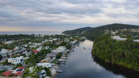 Aerial-View-Of-Luxury-Accomodations-Near-Mossman-Park-And-Boat-Sailing-At-Noosa-River-In-QLD,-Australia