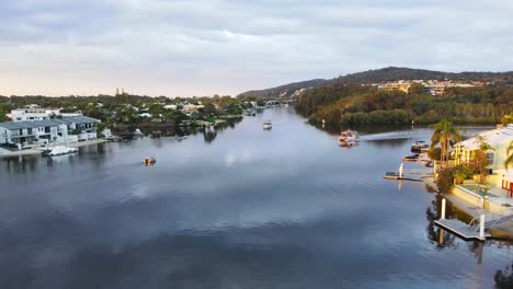 Barcos-Navegando-En-Las-Aguas-Cristalinas-Del-Río-Noosa-En-Queensland,-Australia
