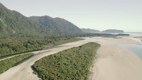 Luftaufnahme-Von-Links-Nach-Rechts-Von-Einem-Sandstrand-An-Einer-Klippe-Entlang-Der-Küste-An-Der-Westküste-Neuseelands
