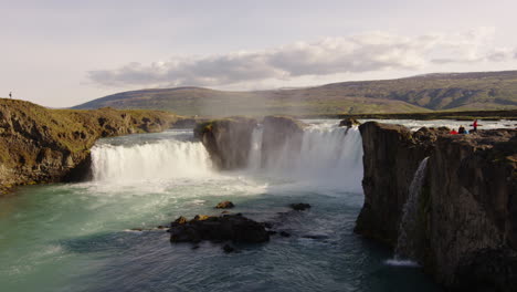 Weiter-Panoramischer-Dolly-Out-Shot-Des-Skjálfandafljót-Flusses-Und-Der-Atemberaubenden-Godafoss-Wasserfälle-In-Island