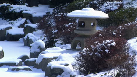 Linterna-Japonesa-En-Un-Jardín-En-Invierno