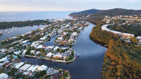 Panoramablick-Auf-Ferienhäuser-In-Noosaville-Am-Ufer-Des-Flusses-Noosa-In-Queensland,-Australien