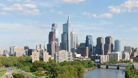 Philadelphia-skyline,-highrise-buildings-of-business-center-and-Schuylkill-River-on-a-sunny-day