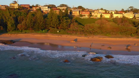 Jones-Beach-Und-Cliff-Houses-In-Kiama-Downs,-New-South-Wales,-Australien---Drohnenaufnahme-Aus-Der-Luft