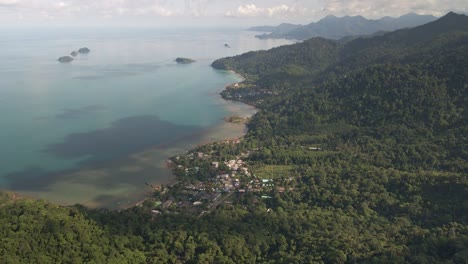 Luftaufnahmen-Von-Insel-Mit-Dichtem-Tropischem-Wald-Mit-Ozean-Und-Insel-Und-Kleinem-Dorf-Auf-Koh-Chang