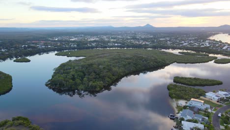 Panorama-Of-Building-Structures-At-Noosa-Parade-Along-With-The-Islands-Of-Keyser-And-Ross-In-QLD-,-Australia