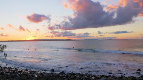 Goldener-Sonnenuntergang-Und-Gewellte-Küste,-Die-Von-Surfern-Im-Noosa-nationalpark-In-Queensland-Genossen-Werden