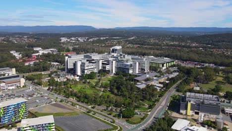 Panorama-De-Los-Coloridos-Edificios-De-La-Universidad-Y-El-Hospital-De-La-Costa-De-Oro-En-La-Ciudad-De-Costa-De-Oro,-Australia