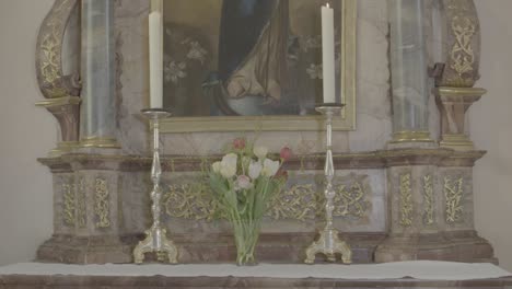 Altar-Barroco-De-La-Virgen-María-Con-Velas-En-Una-Iglesia,-Cámara-Panorámica-De-Abajo-Hacia-Arriba