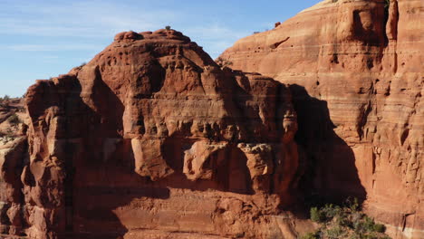 Rocky-red-sandstone-mountain-cliff-at-Sedona,-Arizona---aerial-drone-flying-forward