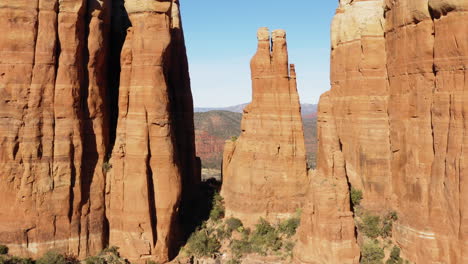 Aerial:-Sandstone-formation-mountain-butte-at-Sedona,-Arizona---drone-flying-forward