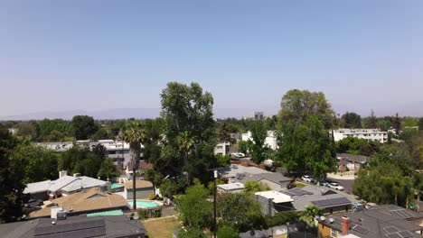 Neighborhood-in-Sherman-Oaks,-Van-Nuys,-Aerial-rising-over-homes