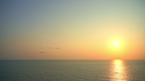 Atemberaubende-Untergehende-Goldene-Sonne-über-Dem-Meer