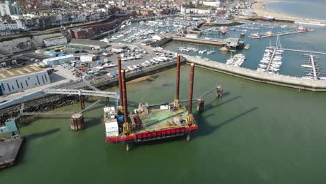 Plataforma-De-Proyecto-Eólico-Marino-Sea-Jack-Thanet-En-Ramsgate-Harbour-Aumento-De-Imágenes-De-Drones-4k