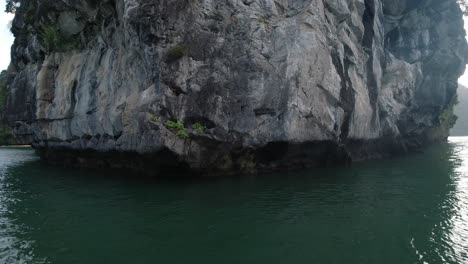 Vista-Desde-El-Lado-De-Un-Barco-Que-Navega-Por-El-Océano-En-La-Bahía-De-Halong,-Vietnam