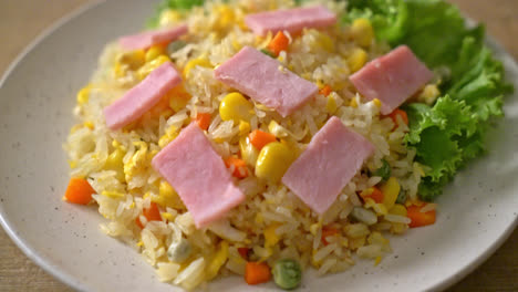 Hausgemachter-Gebratener-Reis-Mit-Schinken-Und-Gemischtem-Gemüse