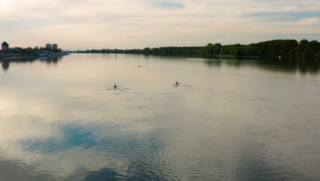 Friedlicher-Donaufluss-Mit-Menschen,-Die-Bei-Sonnenuntergang-In-Der-Nähe-Der-Stadt-Vukovar,-Kroatien-Rudern