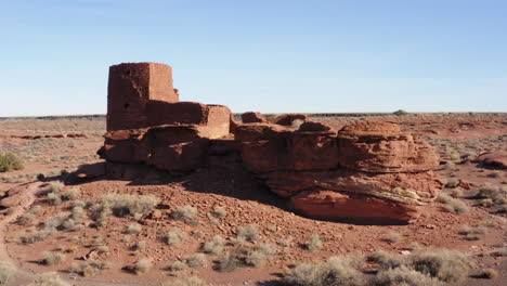 Luftparallaxe-Mit-Wukoki-Pueblo-Ruinen-In-Der-Wüste