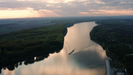 Cielo-Del-Amanecer-Sobre-El-Río-Danubio-Con-Barcaza-Navegando-En-Vukovar,-Croacia