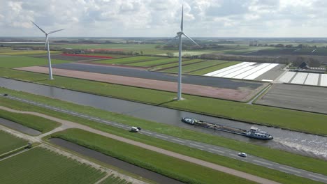 Infraestructura-Rural-En-Holanda-Con-Carretera,-Canal-De-Agua-Y-Turbina-Eólica