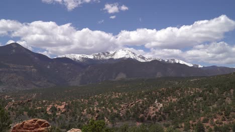 Vista-Panorámica-De-La-Montaña-Pikes-Peak-Desde-Colorado-Springs
