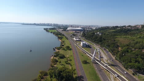Escena-Aérea-De-4k-De-Porto-Alegre-Junto-Al-Río-Guaiba-Y-Una-Concurrida-Avenida