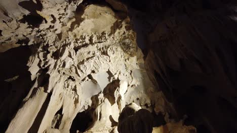 In-Einer-Kalksteinhöhle,-Die-Auf-Einer-Reise-Durch-Die-Halong-Bucht-In-Vietnam-Gefunden-Wurde