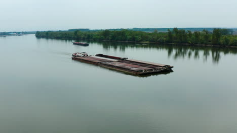 Frachtschiff-Fährt-Durch-Die-Ruhigen-Gewässer-Der-Donau
