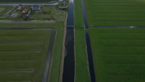 Klassisches-Flaches-Land-Mit-Gras-Und-Bunten-Tulpen-In-Holland,-Traditionelle-Windmühle