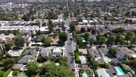Sherman-Oaks-city-suburb-in-Los-Angeles,-California-4K-aerial-view