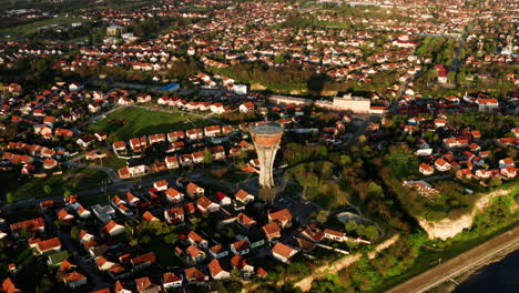 Luftaufnahme-Des-Wasserturms-Von-Vukovar-Bei-Sonnenaufgang-In-Vukovar,-Kroatien