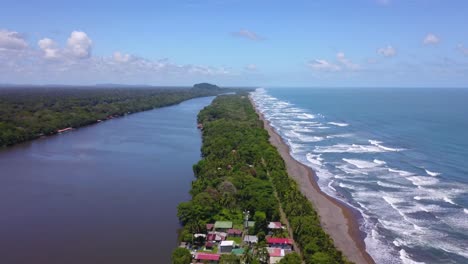 Vista-Aérea-De-Drones-De-Los-Canales-De-Tortuguero-En-Costa-Rica
