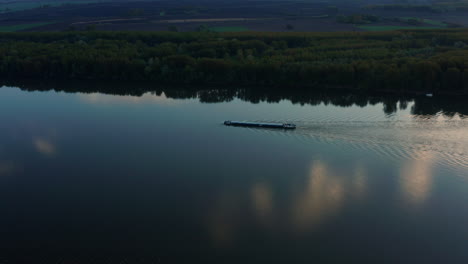 Frachter-Segelt-Durch-Die-Donau-Mit-Dem-Grünen-Wald-Am-Flussufer-In-Kroatien