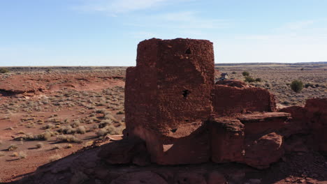 Wukoki-Pueblo-ruins-in-the-Arizonan-deserted-landscape