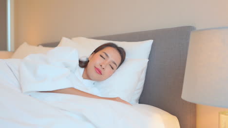 Schöne-Junge-Asiatische-Frau,-Die-Gut-Im-Bequemen-Bett-Des-Hotelzimmers-Schläft