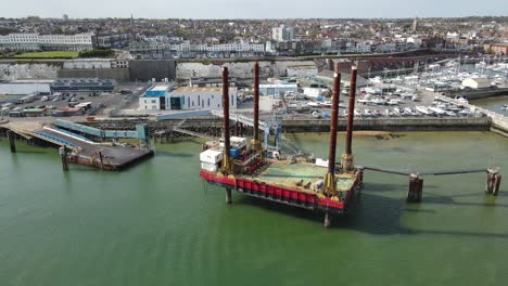 Sea-Jack-Thanet-Offshore-windprojektplattform-Im-Hafen-Von-Ramsgate-Kent-Uk-Luftaufnahmen