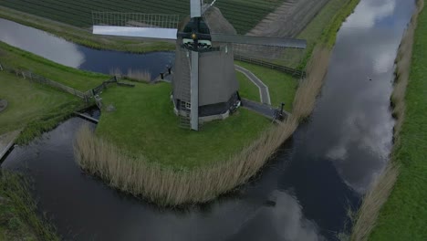 Windmühle-In-Holland-Mit-Ruhigem-Wasser-In-Kanälen-Und-Atemberaubendem-Tulpenfeld