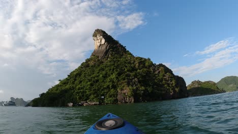 Kayak-A-Una-Isla-De-Piedra-Caliza-En-La-Bahía-De-Halong-Vietnam