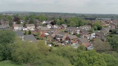Ruhige-Britische-Häuser-Und-Gärten-Wohnvorstadtgrundstück-Luftbild-Weite-Umlaufbahn-Quer-Durch-Die-Gemeinde