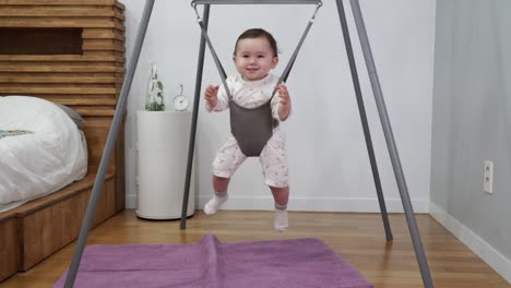 Bebé-Estudiando-Cómo-Saltar-En-Jolly-Jumper