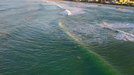 Menschen-Surfen-Während-Der-Goldenen-Stunde-Am-Blauen-Ozean-In-Der-Nähe-Von-Palm-Beach---Surfen-In-Qld,-Australien