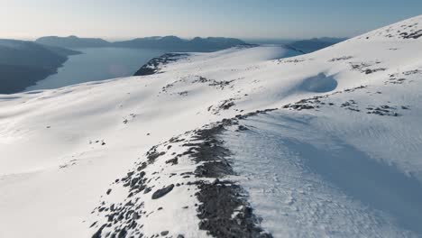 Schneebedeckter-Berghang-Hinunterfliegen-Mit-Majestätischer-Aussicht,-Fpv-antenne