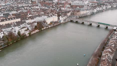 Überführung-Der-Historischen-Mittelbrücke-über-Den-Rhein,-Basel,-Schweiz