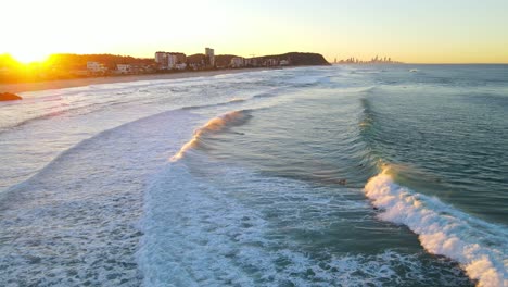 Luftaufnahme-Von-Surfern,-Die-Bei-Sonnenaufgang-Wellen-Am-Strand-Genießen---Surfspot-Am-Palm-Beach,-Gold-Coast,-Qld,-Australien