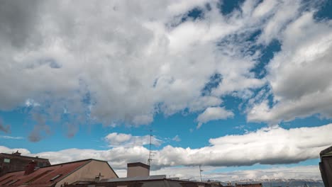 Zeitrafferaufnahmen-Von-Großen-Bedrohlichen-Gewitterwolken,-Die-Sich-Vor-Einem-Blauen-Himmelshintergrund-Bilden-Und-Auf-Bevorstehendes-Schlechtes-Wetter-Hindeuten